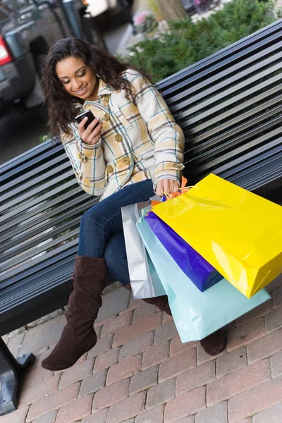 Shopper s mobilním telefonem — Stock fotografie