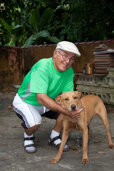 Hombre de la tercera edad y su perro — Foto de Stock