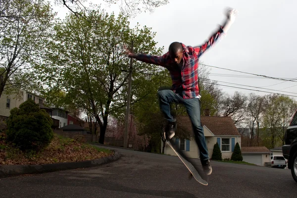 Скейтбордист людина робить Оллі стрибок — стокове фото