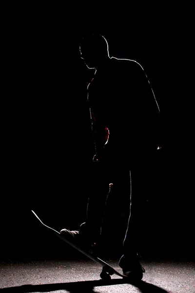 RIM verlichte skateboarder silhouet — Stockfoto