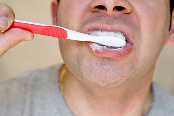 Zijn tanden poetsen — Stockfoto
