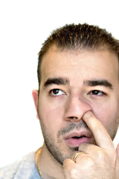 Man peutert in zijn neus — Stockfoto
