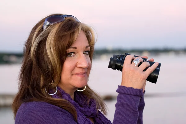 Woman with Binoculars — Stock Photo, Image