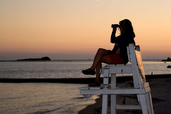 Woman With Binoculars — Stock Photo, Image