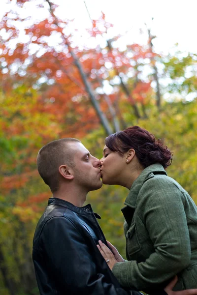 Giovane coppia baci — Foto Stock