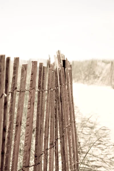 Пляжный забор — стоковое фото