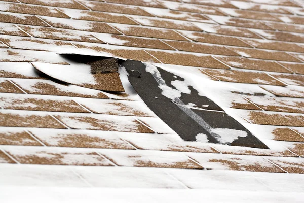 Inverno danificado telhado telhas — Fotografia de Stock