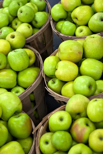Grüne Äpfel in Scheffeln — Stockfoto
