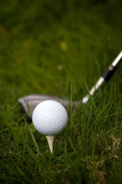 Bola de golfe e tee — Fotografia de Stock