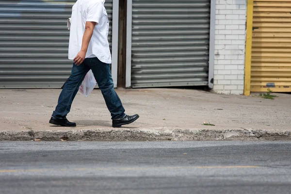 Boyunca yürüyen adam — Stok fotoğraf