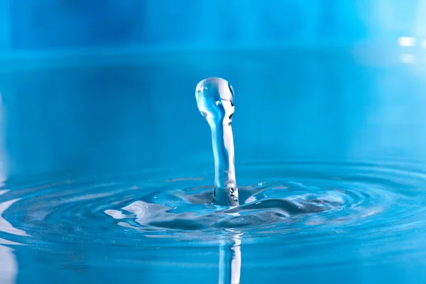Salpicadura de gota de agua azul —  Fotos de Stock