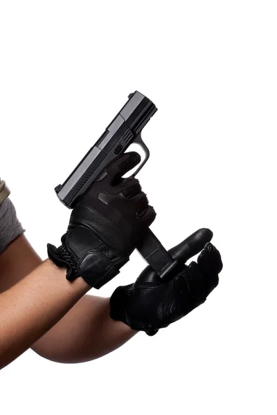 Aufladen einer Handfeuerwaffe — Stockfoto