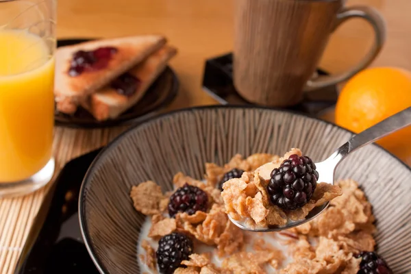 Вранці сніданок зернових — стокове фото