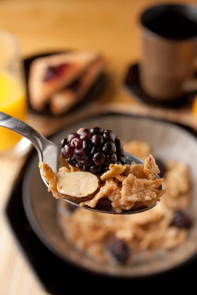 Вранці сніданок зернових — стокове фото