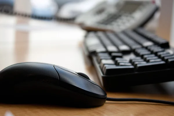 Escritório computador teclado mouse e telefone — Fotografia de Stock