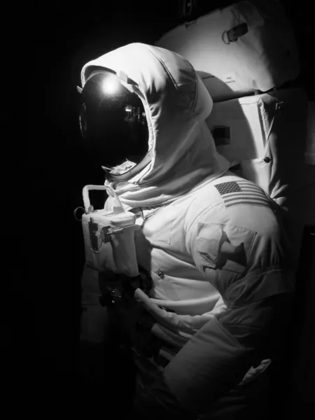 Ein Unter Dramatischem Licht Aufgestellter Astronaut Schwarz Weiß — Stockfoto