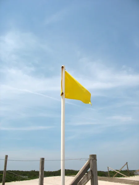 Flaga żółta ostrożnie — Zdjęcie stockowe