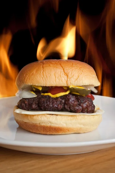Taze ızgara peynirli burger — Stok fotoğraf