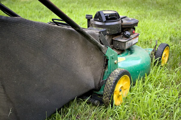 プッシュ スタイルの芝刈機 — ストック写真