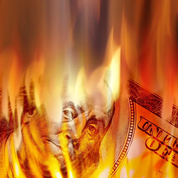 Dinheiro queimando em chamas — Fotografia de Stock
