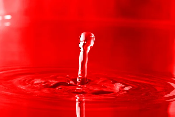 Czerwona kropla płyn rozchlapać — Zdjęcie stockowe