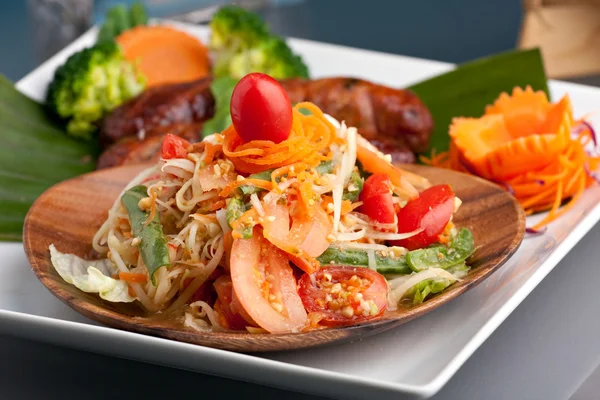 Salsicha tailandesa com salada Som Tum — Fotografia de Stock