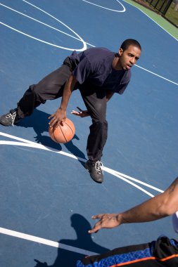 jongens spelen basketbal