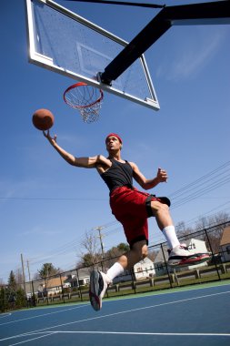 Basketbol oynayan adam