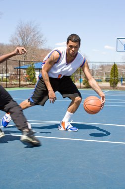 Erkekler basketbol biri üzerinde oynama