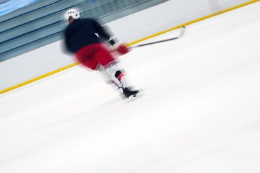 jugador de hockey en una escapada rápida