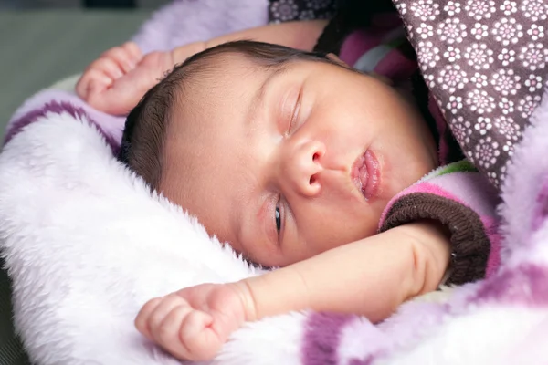 生まれたばかりの赤ちゃんが目を覚ます — ストック写真
