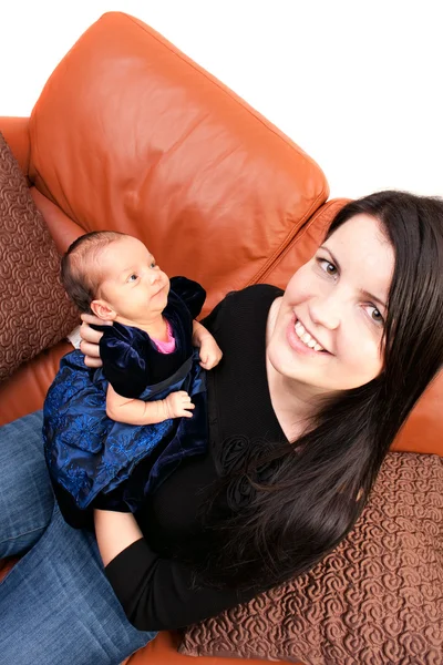Mutlu anne onun yeni doğan bebek tutan — Stok fotoğraf
