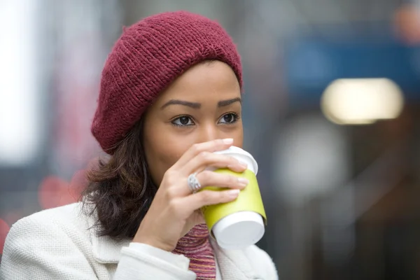 Vrouw die koffie drinkt — Stockfoto