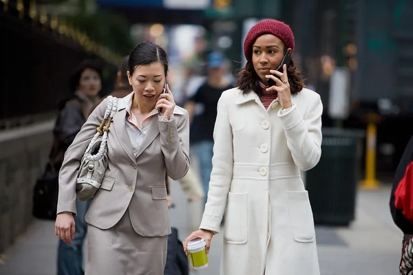 Mobiele zakelijke vrouwen — Stockfoto