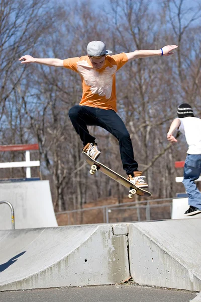 Skateboardåkare hoppning — Stockfoto