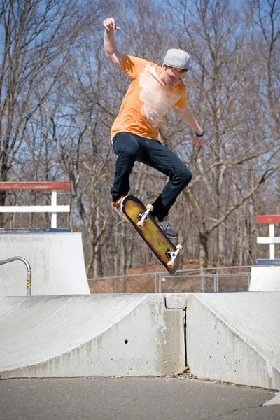 Скейтбордист стрибки — стокове фото