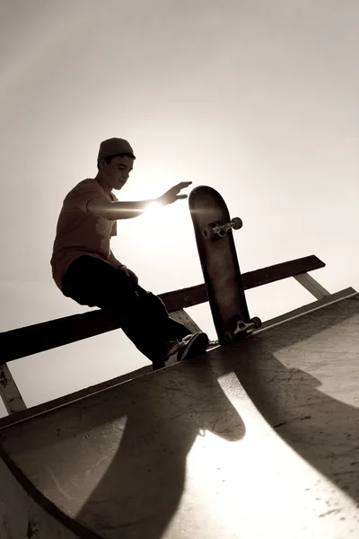 Силуэт скейтбордиста — стоковое фото