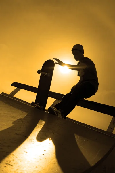 Silhouette skateboarder — Foto Stock