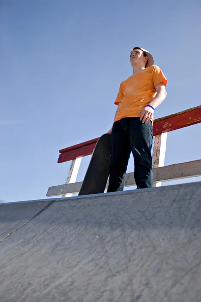 Skateboarder staande op een helling — Stockfoto