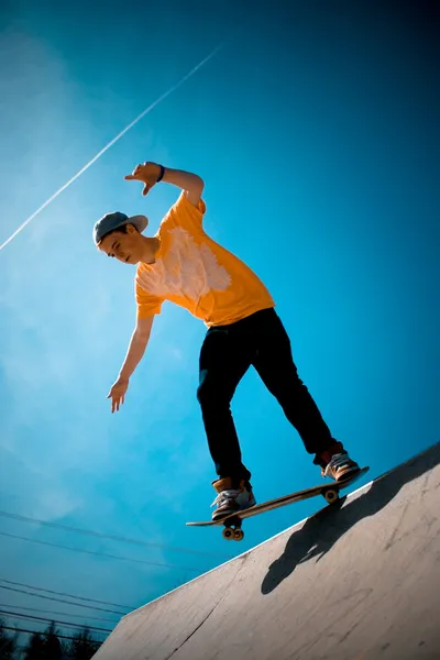 Крутой скейтбордист — стоковое фото