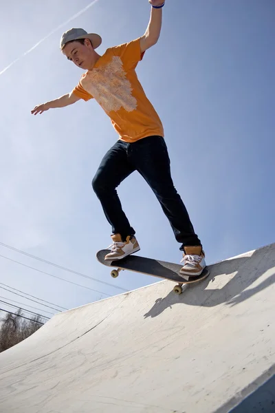 Skateboarder σε μια κεκλιμένη ράμπα — Stockfoto