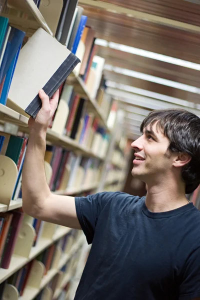 Student aan de bibliotheek — Stockfoto