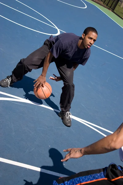 Caras jogando basquete — Fotografia de Stock