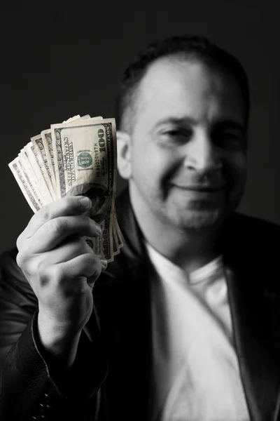 Muž držící peníze — Stock fotografie
