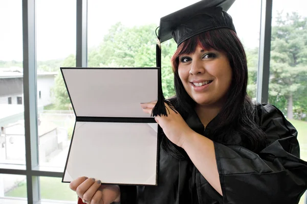 Afstuderen met haar diploma — Stockfoto