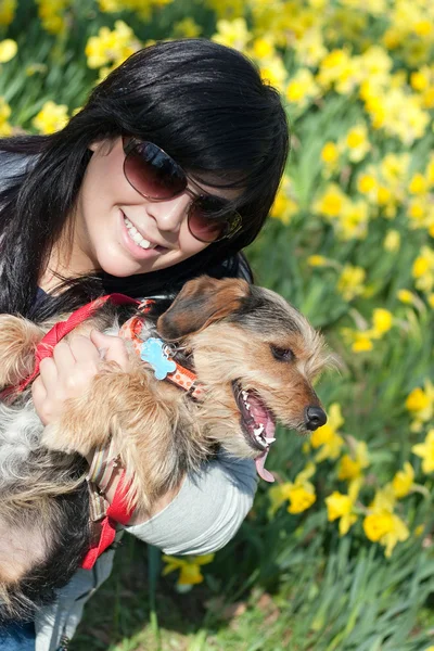 Жінка і її собака у весняний час — стокове фото