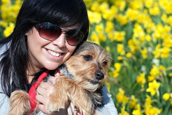 Menina sorridente com cão — Fotografia de Stock