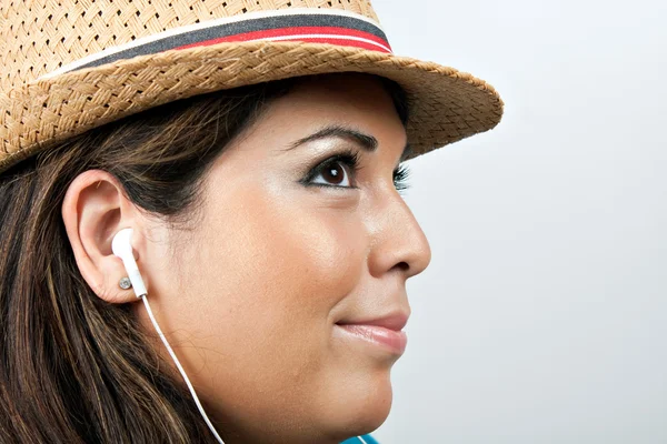 Kobieta nosi słuchawki douszne — Zdjęcie stockowe