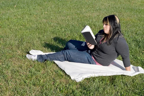 Młoda kobieta czytanie — Zdjęcie stockowe
