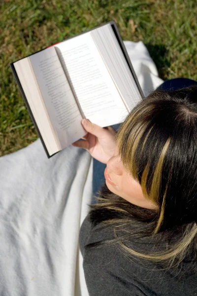 Mujer leyendo — Foto de Stock